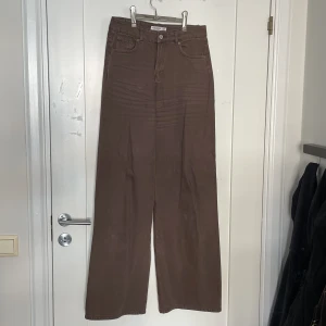 Bruna jeans - Bruna jeans från Pull&bear. Super snygga men tyvärr lite små på mig (172cm). Obs de är inte fläckiga det är skuggor!