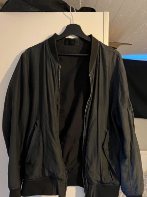 Acne Jacka - Lite tunnare jacka från Acne i storlek 46, perfekt inför sommaren/våren!