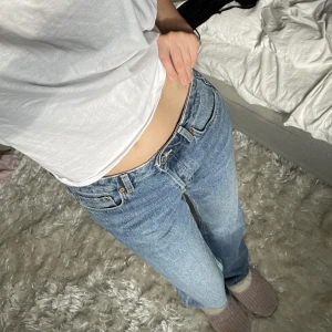 Lågmidjade jeans - Säljer dessa lågmidjade/mid waist jeans ifrån weekday! Nyskick och använda fåtal gånger! Är 172 och de sitter perfekt i längden på mig, nypris ca 600kr! 🫶🏻