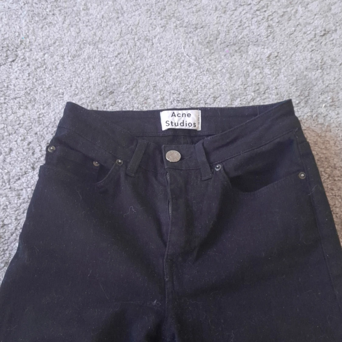 Svarta oanvända acne jeans i gott skick. Nypris 1499 - 91