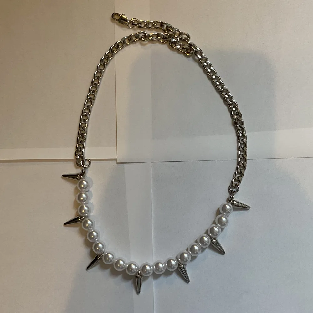 Säljer detta halsband för jag aldrig använt det. Det är inye äkta pärlor. . Accessoarer.