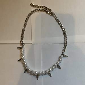 Säljer detta halsband för jag aldrig använt det. Det är inye äkta pärlor. 