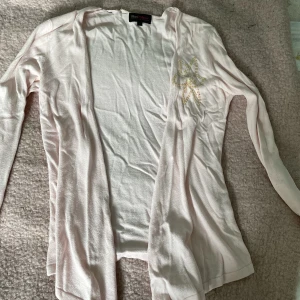 Kofta  - Tunn ljusrosa kofta med paljetter på framsidan.🌸