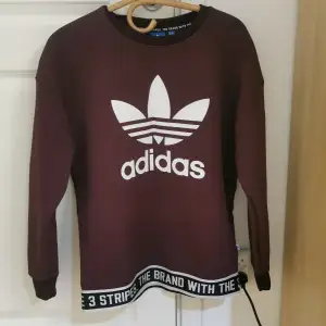 Adidas tröja i storlek XS men den passar även S.. lite översiesd.. som ny