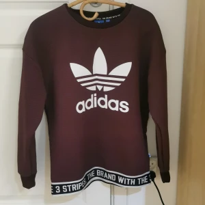 Adidas vinröda tröja  - Adidas tröja i storlek XS men den passar även S.. lite översiesd.. som ny