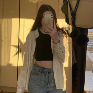 Vit skjorta - Vit din skjorta från Nelly. Lite oversized på mig som vanligtvis har storlek S, sparsamt använd och inga defekter