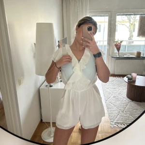 Studentklänning  - Jumpsuit från hm, använd vid ett tillfälle. Obs(har en blå sport-bh under,därav lyser blått igenom)