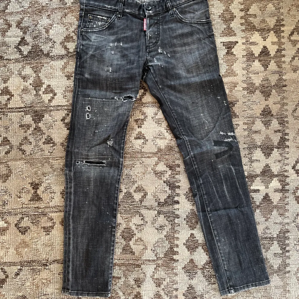 Svarta d2 jeans i storlek 44. Dem är lite mindre än den vanliga storleken 44 på dsquared. . Jeans & Byxor.