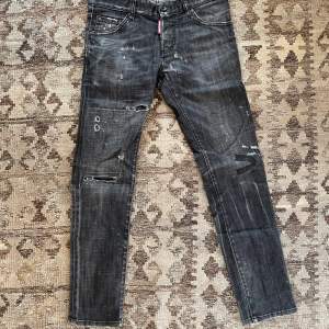Svarta d2 jeans i storlek 44. Dem är lite mindre än den vanliga storleken 44 på dsquared. 