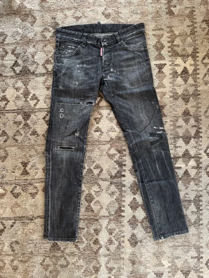 Svarta dsquared2 jeans - Svarta d2 jeans i storlek 44. Dem är lite mindre än den vanliga storleken 44 på dsquared. 