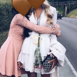 Studentklänning - Vit studentklänning, använd vid ett tillfälle. Xs