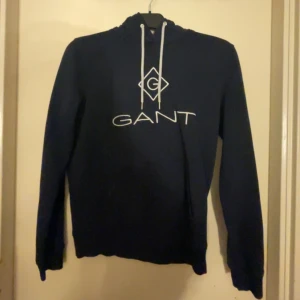  Äkta Gant Hoodie  - Denna är i väldigt bra skick och säljs pga att den inte används 