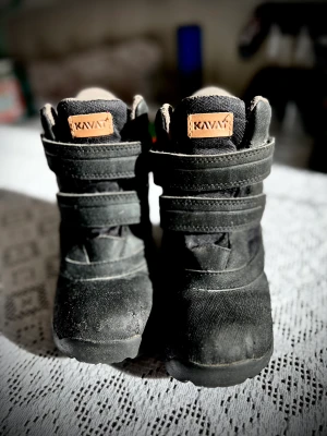Kavat barn vinterskor  - Sparsamt använd👍 Från husdjur/rökfritt hem✌️ Nypris:800kr