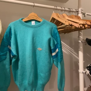 Så snygg retro tröja - Super snygg varm tjocktröja hittad second hand. Tyvärr inte kommit till användning och i superbra skick.