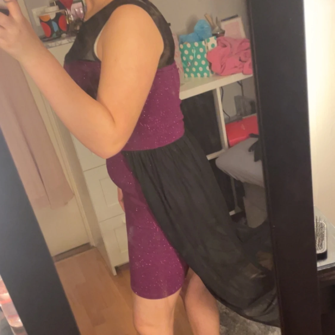 Glittrig klänning med släp  - 90