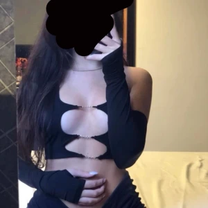 Festtopp - Festtopp, endast testad men aldrig använd. Säljs eftersom den bara ligger i garderoben då den inte ritkigt är min stil. Frågor? Bara att skriva! OBS! Lånade bilder & ”armarna” ingår inte 