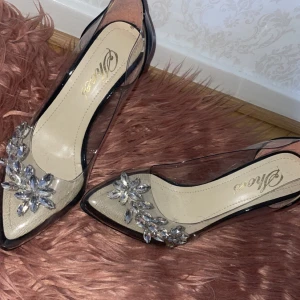 Klackskor  - Jag säljer dessa klackskor i storlek 38, dem är använda endast en gång. Det har lossnat 2 stenar från dem men syns knappt som ni ser. Har ni några funderingar så är det bara att fråga. (Pris kan diskuteras, har endast lagt en summa för man måste.)