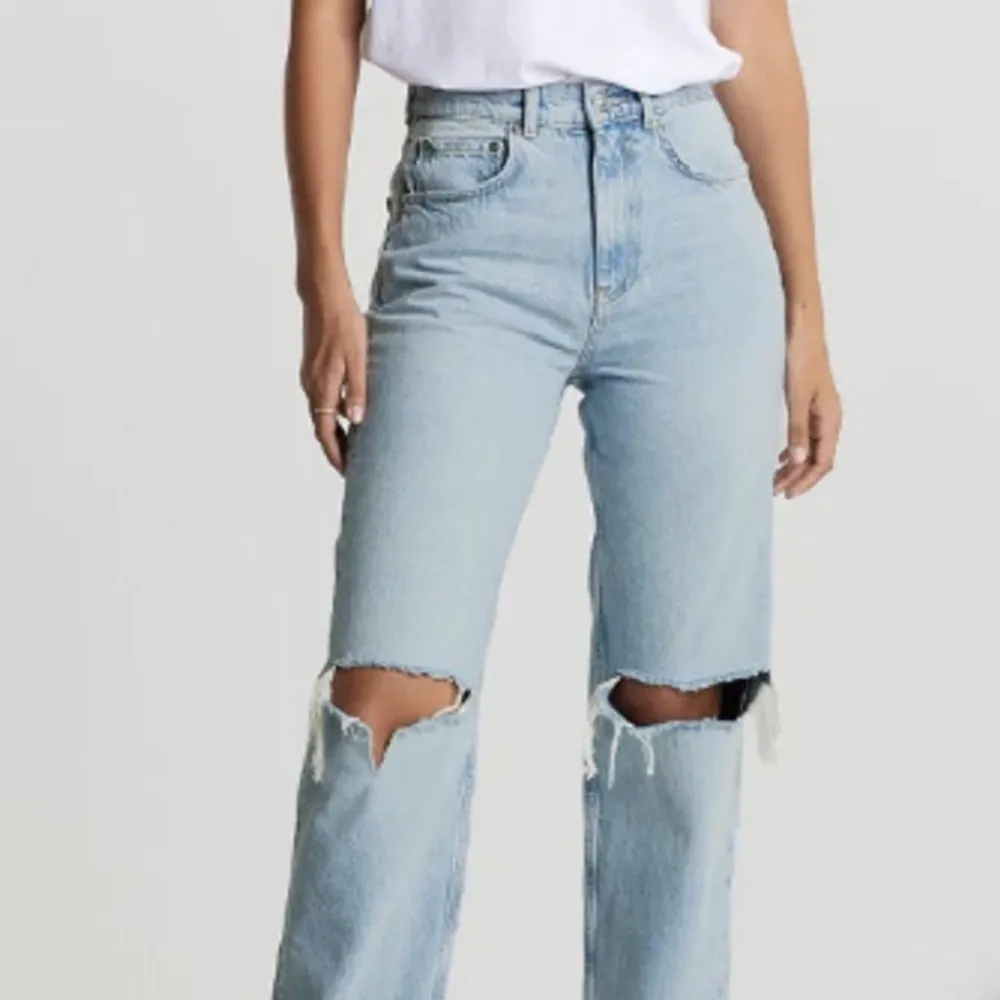 Jättefina jeans från Gina Tricot❤️ använd sparsamt och är i jätte bra skick❤️skriv gärna för bilder🥰vid snabbt köp kan pris diskuteras❤️. Jeans & Byxor.
