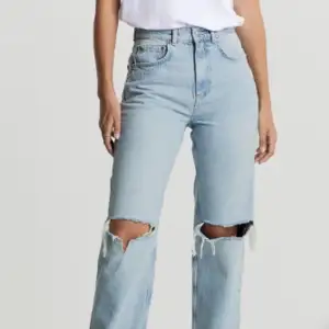 Jättefina jeans från Gina Tricot❤️ använd sparsamt och är i jätte bra skick❤️skriv gärna för bilder🥰vid snabbt köp kan pris diskuteras❤️