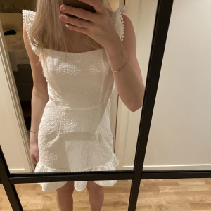 Studentklänning - Så söt och fin studentklänning. Helt ny! Passar en XS-S! Säljs för 100kr+frakt.