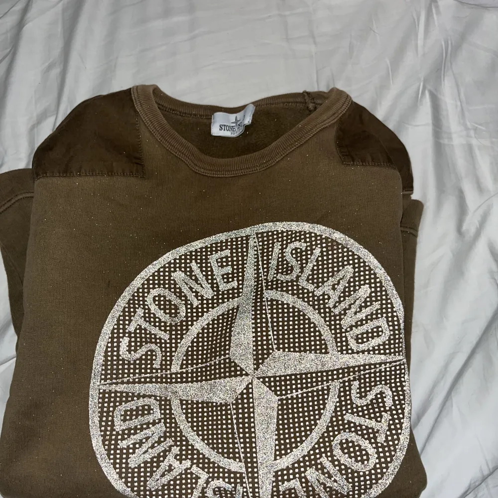 Mörkgrön sweatshirt Stone island junior. Märket lyser i mörker med blixt på! Änvänd runt 10 ggr. Tröjor & Koftor.