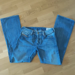 Blåa jeans  -  Ett par blåa jeans i bra skick. Säljer pga att de är för stora på mig