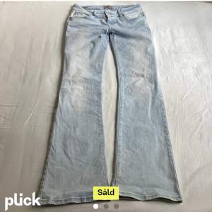 LÅNAD BILD!!!!!   Sååå snygga och stilrena bootcut jeans! passar till allt💖💖 Köpta här på plick men de var tyvärr för stora 💔💔