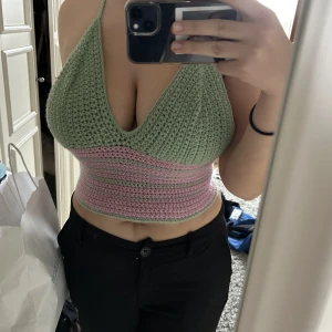 Välj design!  - Hej!  Jag virkar fina toppar i just din storlek. Alla toppar är helt unika och du får vara med och välja färg. Är du osäker på storlek och mönster så är det bara att skriva till mig. Toppen har en knytning i ryggen så att du lätt kan anpassa storleken! 😀