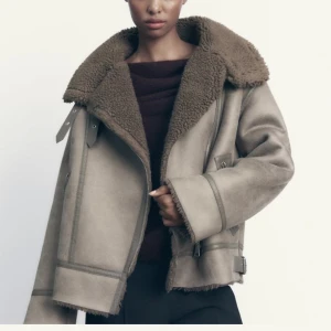 Pilotjacka med teddyfoder zara - Pris kan diskuteras vid snabb affär. Säljer denna jacka från zara, köpte från en tjej här på plick men den va för oversized på mig för min smak. Brukar ha xs på jackor men denna är S. Om ni vill se bilder tagna av mig så kan ni skriva till mig privat 💓