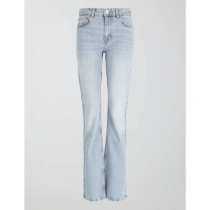Flare jeans - Köpte dessa Flare jeans på ginatricot (petite) passar mig perfekt som är 163 men skulle tyvärr gått ner en storlek och hann ta bort alla lappar! Dessa är endast prövade. strlk 34! Tryck EJ på köp nu!!