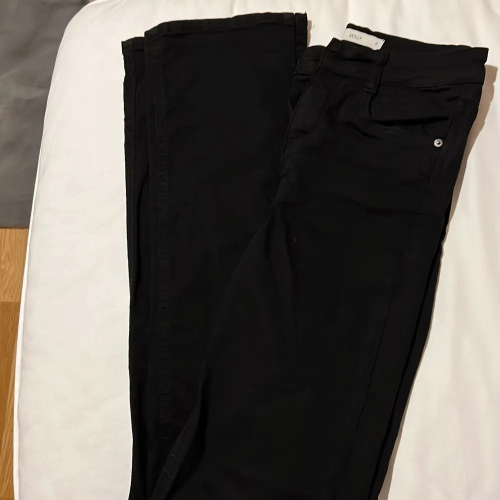 Svarta molly jeans med slits nertill, har aldrig blivit använda så är helt nya.. Jeans & Byxor.