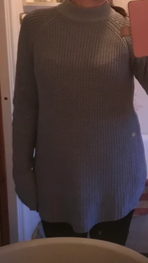 Grå snygg skön långtröja  - Ljusgrå mjuk skön långärmad bomulls tröja. Långa ärmar och lång modell, lagom hög halskrage. Storlek S men stor i storleken. 