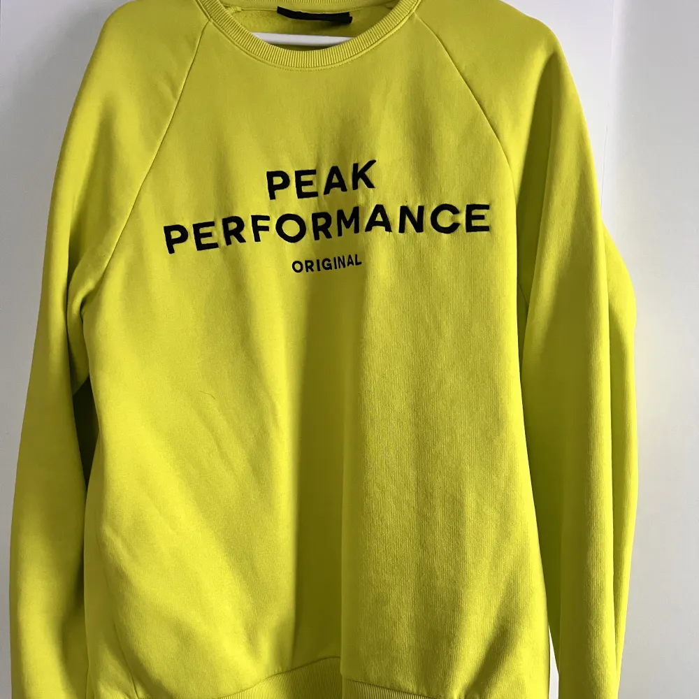 Säljer denna tröja från peak performance använd ca 2 gånger är i storlek XL skulle säga passar M-L. Nypris ca 800 säljer för 500 inklusive frakt. . Hoodies.