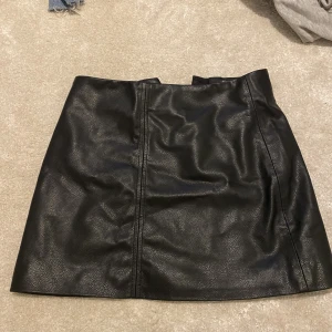 Skinnkjol  - Säljer min skinnkjol från H&M. Den är skit snygg på och är inte alls lite skrynklig som det ser ut på bilden. Den är inte för kort utan helt perfekt längd. Den är precis som ny😇