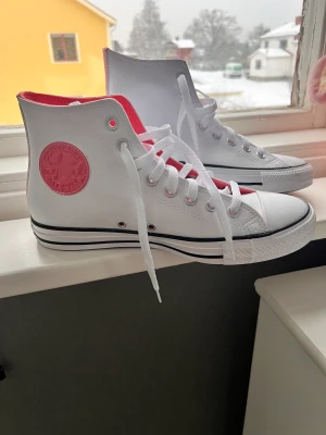Converse - Säljer dessa oanvända converse i storlek 41 då de inte kommer till användning. Skulle säga att de är sanna till storlek. Nypris ca 900 säljer för 600 inklusive frakt. 