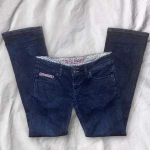 så fina lågmidjade jeans men de är för stora för mig 💔 midjemått: ca 96 cm. innerbenslängd: ca 90 cm. buda gärna!!💋
