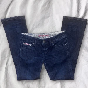 lågmidjade baggy jeans - så fina lågmidjade jeans men de är för stora för mig 💔 midjemått: ca 96 cm. innerbenslängd: ca 90 cm. buda gärna!!💋