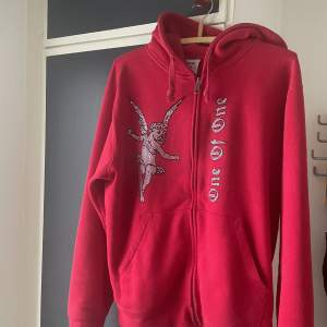 En röd one of one zip hoodie  Skick 10/10