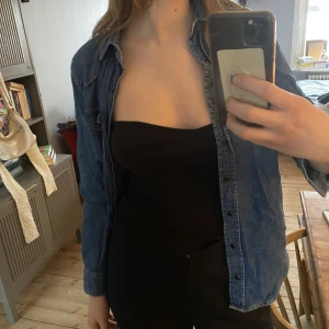 Jeansskjorta  - Jeansskjorta i bomull från Charlotte Gainsbourgs Zara-kollektion.  Liten i storleken 100kr+frakt 