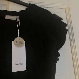 Söt tröja med volang - Säljer denna utsöta tröja från fransa. Volanger vid axlarna köpt för 450 jätte fin!