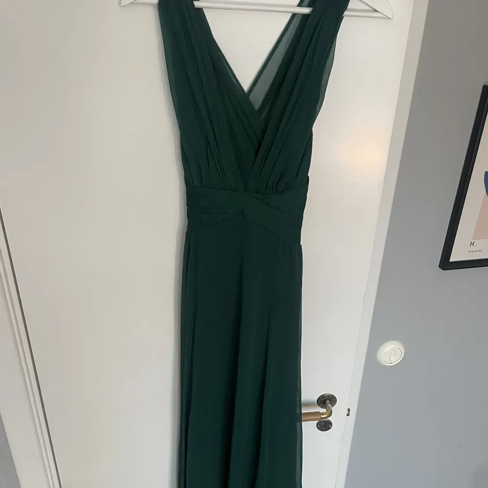 Oanvänd balklänning i superfin grön färg (första bilden lånad) Klänningen är i stl 36 och är köpt för 1400 kr på asos.. Klänningar.