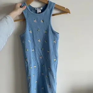 Ljusblå ribbad småblommig klänning från Zara. Sparsamt använd. 