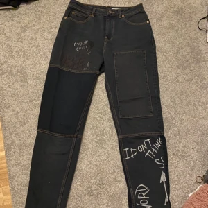 Momjeans - Ett par mörkblå momjeans med text på! Aldrig använda