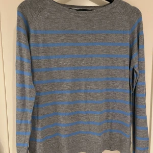 Zara stickad tröja - En blå randig tröja från zara i storlek M. Tröjan är i fint skick.  Säljaren står för frakten 💕
