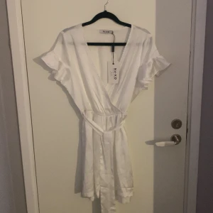 Jumpsuit - Helt oanvänd jumpsuit som bara ligger och tar plats i garderoben. Superfin att ha som ett annat alternativ än klänning till tex studenten🤍