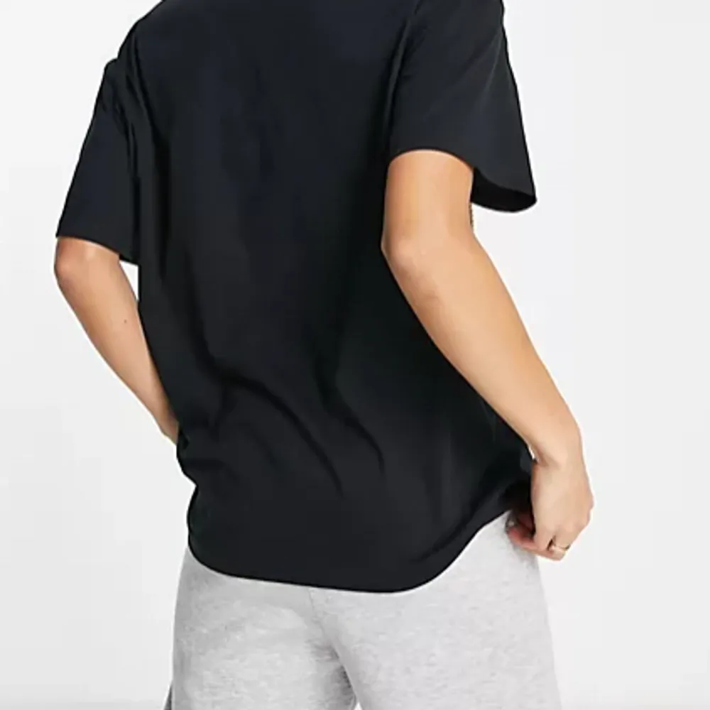 New Balance T-shirt  Oanvänd kommer i originalförpackning Storlek XS,S,M Skickas med postnord spårbart. T-shirts.