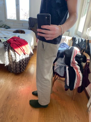 Dickies byxor - Jag säljer mina  Dickies byxor då dom som ni ser är på tok för små för mig! Om byxorna passar så sitter de baggy! Byxorna är köpta för drygt ett år sedan  på carlings!