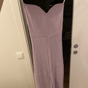 Långklänning från gina tricot - Storlek: XS Jättefin lila långklänning från gina tricot!  Köparen står för frakt💕