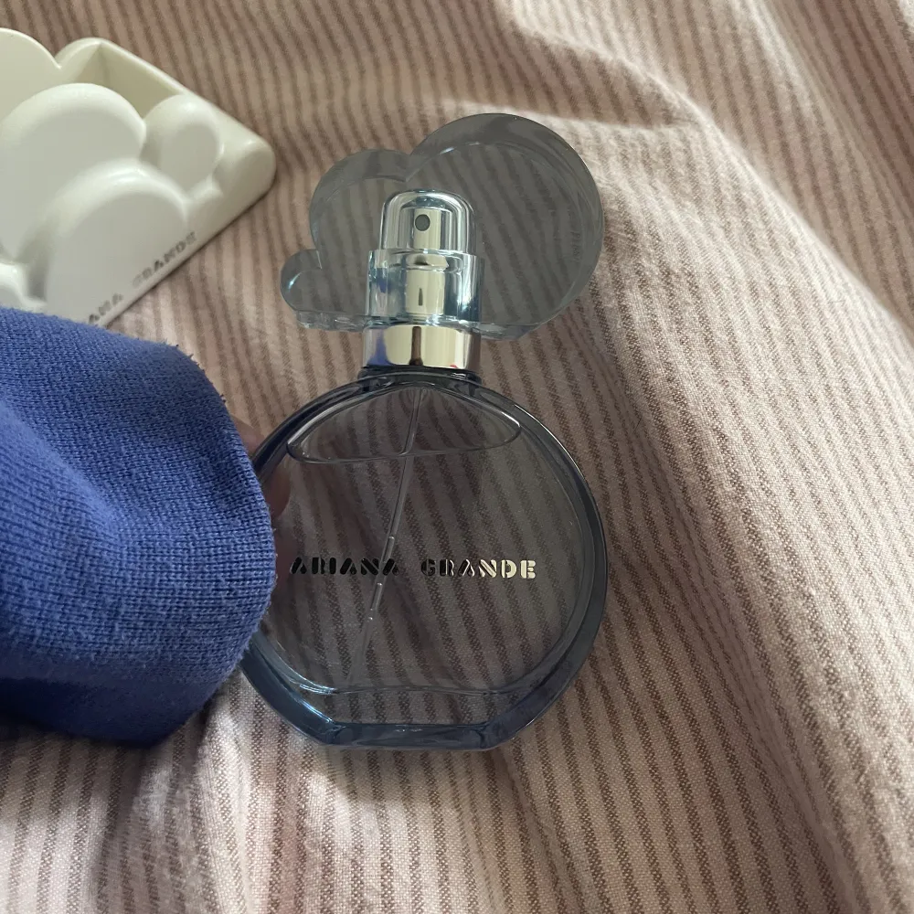 Säljer min cloud parfym av Ariana grande för att jag har dubbel , Den är aldrig använd ! Den kom i ett sett så har inte boxen ! Den är i bra skick säljer den för 200kr+frakt 30 ml !. Övrigt.