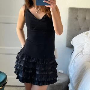 Klänning! - Så snygg klänning med volanger längst ner💗